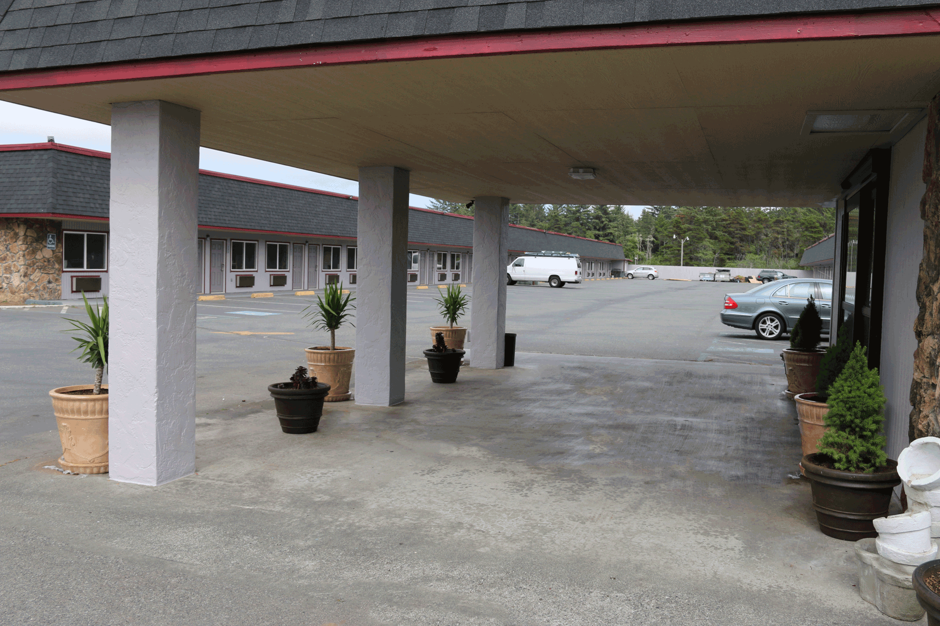 westward_inn_brookings_oregon_parkinglot_back.jpg